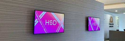 Auf zwei Info-Screens werden die Gäste der HSD durch Publicis Media willkommen geheißen.